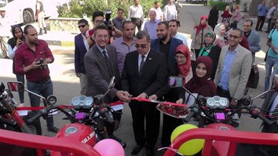 بالصور.. محافظ الفيوم يسلم 40 مشروعاً من مشروعات 