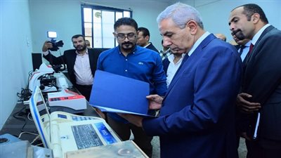 وزير التجارة والصناعة يقوم بجولة تفقدية بمعهد التبين للدراسات المعدنية