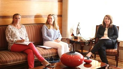 غادة والي تبحث مع رئيسة منظمة فيس أوجه التعاون في مجال رعاية أطفال بلا مأوى