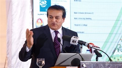 وزير التعليم العالى خلال وضع حجر الاساس لجامعة العاصمة: 6 مناطق تعليمية في العاصمة الادارية الجديد