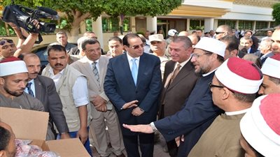 وزير الأوقاف يقوم بتوزيع  5 أطنان لحوم على الفقراء