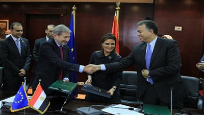 وزير النقل ووزيرة التعاون الدولي يوقعان اتفاقية منحة مساعدات فنية للمساهمة فى إعادة تأهيل ترام الرمل بالاسكندرية 