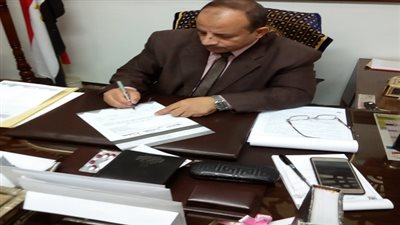 وكيل وزارة التربية والتعليم بقنا يوقع لحملة 