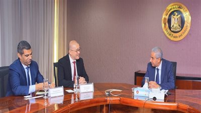 قابيل يبحث مع مسئولى بنك الاستثمار الآسيوى تمويل مشروعات البنية التحتية للصناعة المصرية