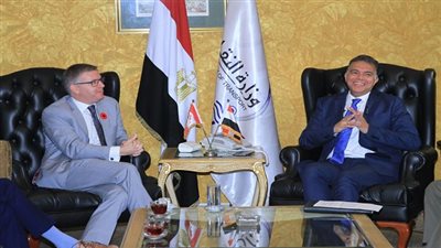 عرفات يلتقي السفير الكندي بالقاهرة لبحث التعاون في مجال السكك الحديدية