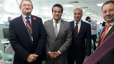 عبد الغفار يواصل فعاليات جولته في المملكة المتحدة ويتفقد كلية طب الأسنان بجامعة كينجز كولدج البريطانية