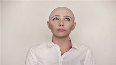 بالصور.. فتاة تتنكر بهيئة الروبوت 