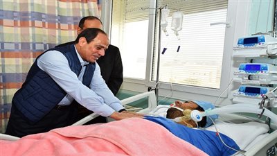 السيسي يزور النقيب محمد الحايس في مستشفى الجلاء العسكري