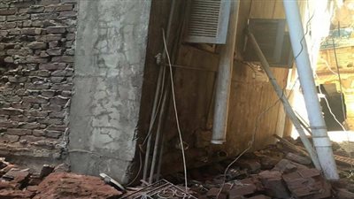وفاة طفل واصابة الاب بسبب تصدع عقار وهبوط ارضي بالمنصورة