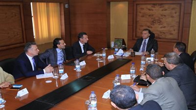 عرفات يجتمع مع وفد شركة 