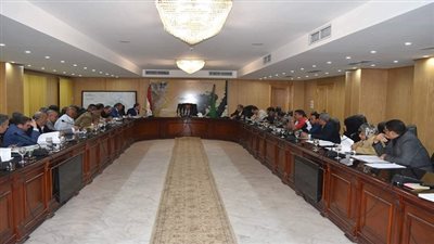 محافظ الفيوم يناقش الخطة الاستثمارية مع رؤساء القطاعات