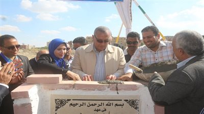بالصور.. محافظ السويس يضع حجر الاساس لمراكز شباب بمدينتي  السلام 1 و2 والصفا 