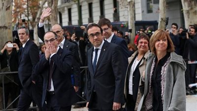 الادعاء الإسباني يطالب باحتجاز أعضاء حكومة كتالونيا بسبب الانفصال