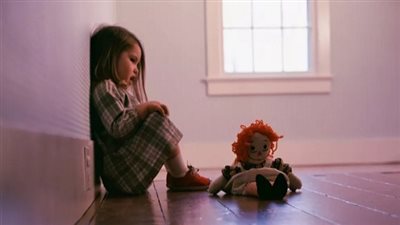 أم تعذب ابنتها بسبب غريب.. ماذا كان عقابها؟