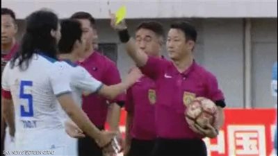 لاعب يحصل على بطاقة صفراء قبل إنطلاق المباراة.. ماذا فعل؟