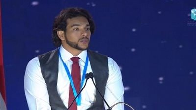 بالفيديو.. بكاء مندوب شباب اليمن خلال كلمته بمنتدى العالم: دولتنا تعيسة