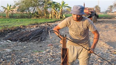 بالصور.. اجساد قوية ووجوه سمراء بحرفة إعادة تصنيع الحديد