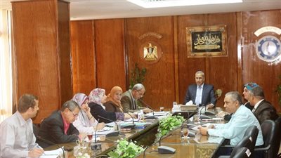  بالصور.. محافظ السويس يبحث شكاوى17 مواطناً في لقاؤه الجماهيري الـ42