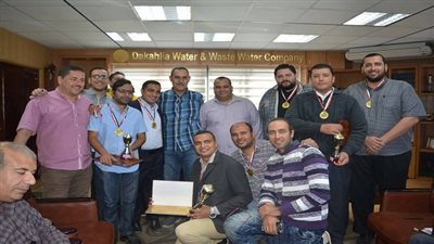بالصور.. رئيس شركة مياه الشرب والصرف الصحي يكرم الفائزين ببطولة الشطرنج الاولي بالدقهلية 