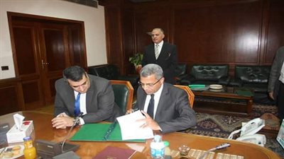 توقيع عقد خدمات استشارية مع مركز الدراسات والتصميمات بهندسة القاهرة