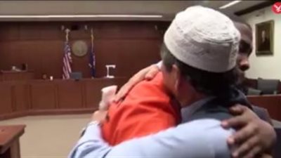 شاهد| قصة أغرب من الخيال: أب يسامح قاتل نجله بطريقة غريبة