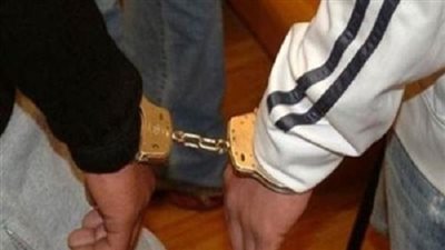 ضبط عاطل وعامل هاربين من مؤبد وبندقيتين آليتين خلال حملة آمنية بقنا