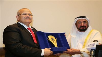 درع وزارة التعليم العالى لسمو الشيخ سلطان القاسمى حاكم الشارقة