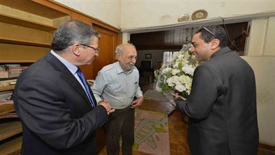 بوكيه ورد من غادة والي اعتذاراً للأديب وديع فلسطين 