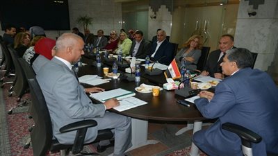 خالد فهمى يعقد اجتماع اللجنة العليا لمشروع إدارة المخلفات الصلبة بمحافظة المنيا.