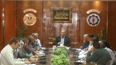 محافظ السويس يعقد اجتماعا مع جهاز النظافة  لمناقشة تدعيم الجهاز بالمعدات