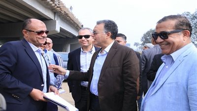 خلال جولته التفقدية بالقوس الشمالي الغربي للدائري الاقليمي وزير النقل يفاجيء العاملين بمزلقاني الساحل ورملة الانجب