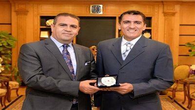 بالصور.. رئيس جامعة المنصورة يكرم حكم لبطولة ويمبلدون من العاملين بجامعة المنصورة