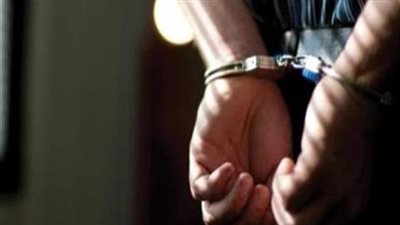 القبض على عاطل بحوزته بندقيه آليه وقميص واقى ضد الرصاص بقنا