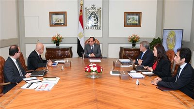 السيسي يجتمع مع رئيس مجلس الوزراء، ووزير المالية