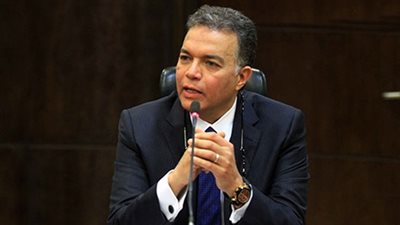 وزير النقل يكرم مديرًا بـ