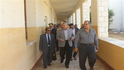 بالصور.. محافظ السويس فى جولة تفقدية للمدرسة العسكرية   
