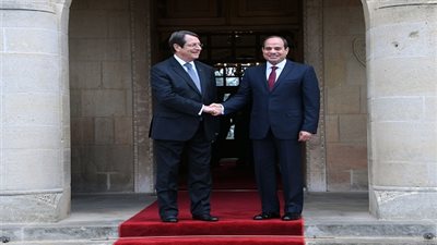 السيسي يصل قبرص ويعقد جلسة مباحثات مع الرئيس القبرصي