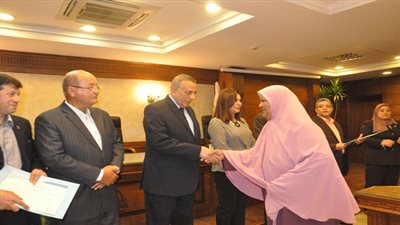محافظ الجيزة يكرم 29 موظفاً من المحالين لسن المعاش