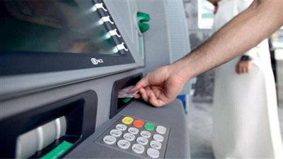 الحكومة توضح حقيقة فرض البنوك رسوم على عمليات السحب من ATM