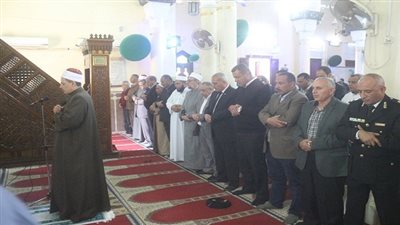بالصور.. محافظ السويس والأهالي يؤدون صلاة الغائب على أرواح شهداء مسجد الروضة