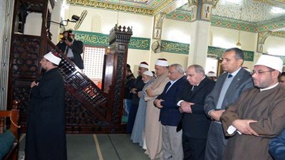 وزير الأوقاف ومحافظ الشرقية يزوران إمام مسجد الروضة بمستشفى الحسينية ويصليان الغائب على شهداء الحادث الإرهابي بمسجد أبي عطوان بالحسينية