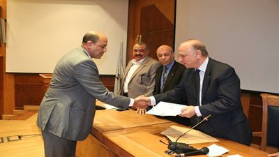 محافظ القاهرة يكرم رئيس حي السلام أول لرفض رشوة 4.5 مليون جنيه