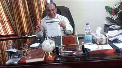 وكيل وزارة المالية يوقع على استمارة 