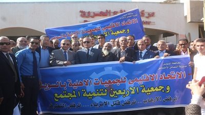 بالصور.. محافظ السويس يقدم البطاطين والهدايا العينية لمصابى مسجد الروضة