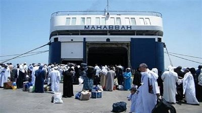 وصول وسفر 1175 راكب بمينائى سفاجا والغردقة