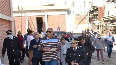 بالصور.. محافظ السويس يتابع اخماد حريق برج التفحيم بتصنيع البترول