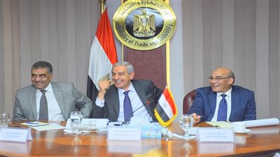 وزير التجارة والصناعة يترأس إجتماع المجلس الأعلى للصناعات النسيجية بحضور وزيرى الزراعة وقطاع الاعمال العام