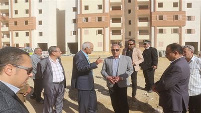 بالصور.. محافظ السويس يتفقد مدن الدكتور زويل والشيخ خليفة بحي عتاقة