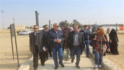 بالصور.. محافظ السويس فى جولة لعيون موسى ويلتقى بالاهالى ويؤكد على تطوير المنطقة  