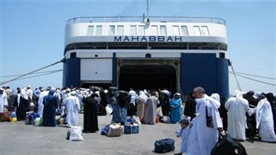 وصول وسفر 1187 راكب بميناء سفاجا وتداول 397 شاحنة